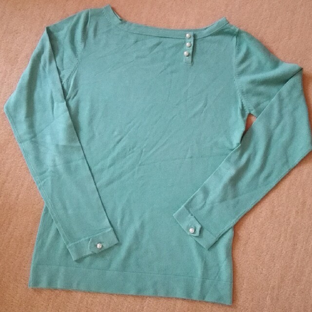 gaminerie(ギャミヌリィ)のgaminerie 未着用アップルグリーン　長袖セーター　パールボタン レディースのトップス(ニット/セーター)の商品写真