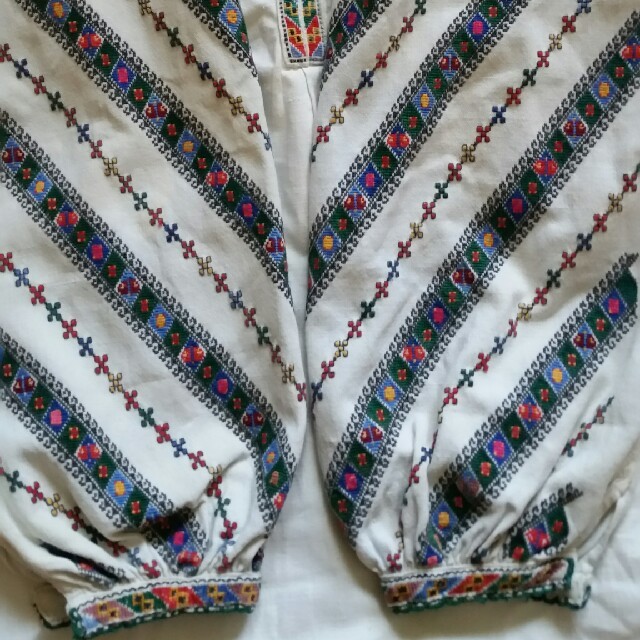 ヴィンテージ　お値下げ中　豪華なウクライナ刺繍　ルーマニア刺繍　ワンピース レディースのワンピース(ロングワンピース/マキシワンピース)の商品写真