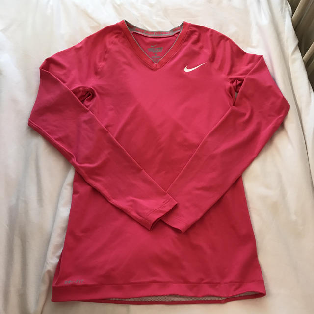 NIKE(ナイキ)のNIKE ドライフィットロングＴシャツ お値下げ中‼️ レディースのトップス(Tシャツ(長袖/七分))の商品写真