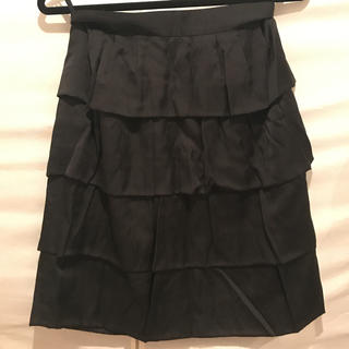 メルローズ(MELROSE)のサテン調ブラックティアードスカート(ひざ丈スカート)