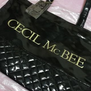 セシルマクビー(CECIL McBEE)の新品タグ付き★セシルマクビー★ロゴ入りエナメルトートバッグ★(トートバッグ)