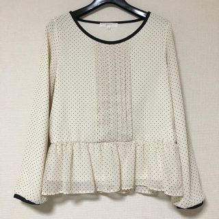 グローブ(grove)のgrove  タックデザインドット柄ペプラムシフォンブラウス  M(シャツ/ブラウス(長袖/七分))