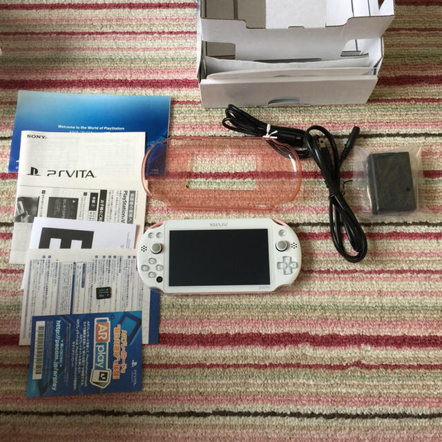 PlayStation Vita(プレイステーションヴィータ)のPSVIta ライトピンク／ホワイト +メモリーカード32GB エンタメ/ホビーのゲームソフト/ゲーム機本体(携帯用ゲーム機本体)の商品写真