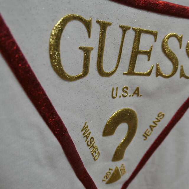 GUESS(ゲス)のGUESS✩ゴールドラメ ユニセックス 紙袋 メンズのトップス(Tシャツ/カットソー(半袖/袖なし))の商品写真