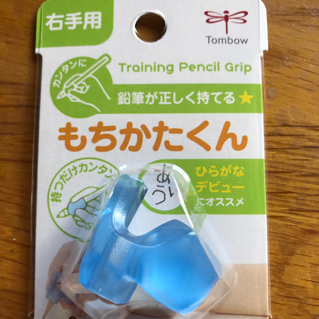 トンボ鉛筆(トンボエンピツ)のもちかたくん 右手用 5個 送料込み インテリア/住まい/日用品の文房具(その他)の商品写真