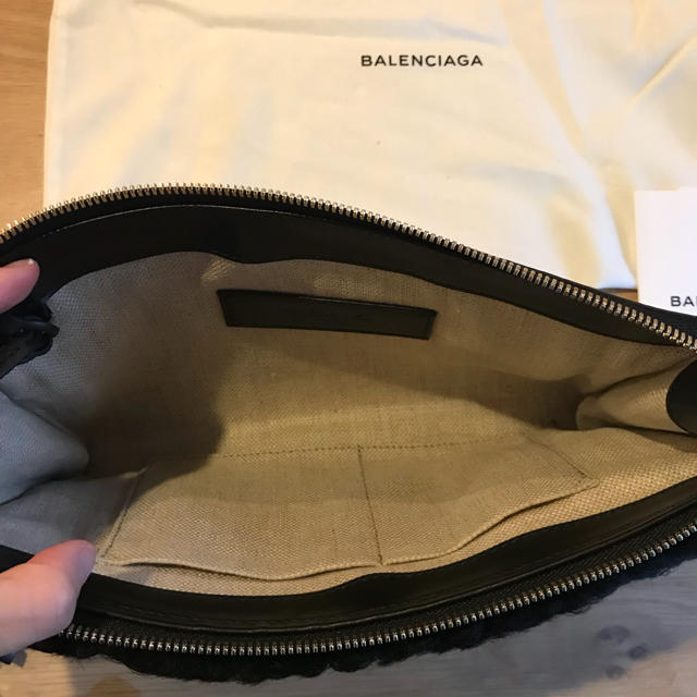 BALENCIAGAムートンファークラッチ ブラック バッグ 原価 - 通販