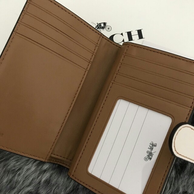 COACH(コーチ)の★新品★ COACH (コーチ) ホワイト　エンボス レザー 折り財布 レディースのファッション小物(財布)の商品写真