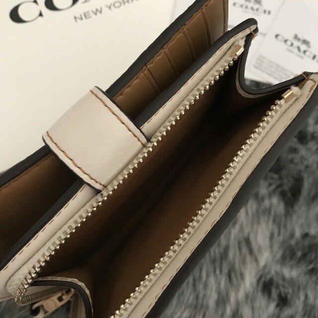 COACH(コーチ)の★新品★ COACH (コーチ) ホワイト　エンボス レザー 折り財布 レディースのファッション小物(財布)の商品写真