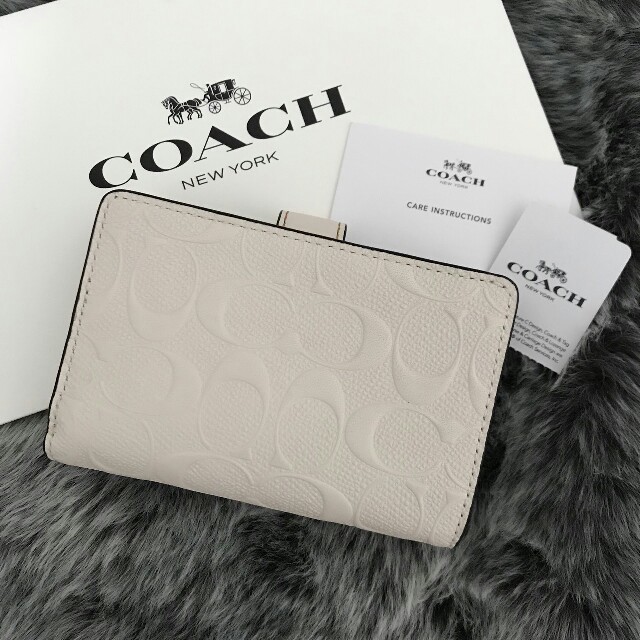 COACH(コーチ)の★新品★ COACH (コーチ) ホワイト　エンボス レザー 折り財布 レディースのファッション小物(財布)の商品写真