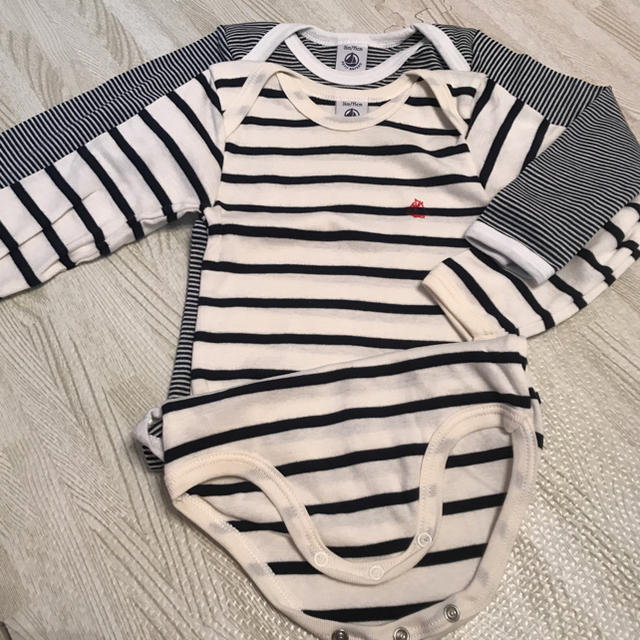 PETIT BATEAU(プチバトー)のプチバトー マリニエール&ミラレ長袖ボディ2枚組 36m 新品 キッズ/ベビー/マタニティのキッズ服男の子用(90cm~)(下着)の商品写真