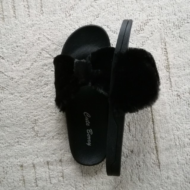 しまむら(シマムラ)のファーサンダル黒 レディースの靴/シューズ(サンダル)の商品写真