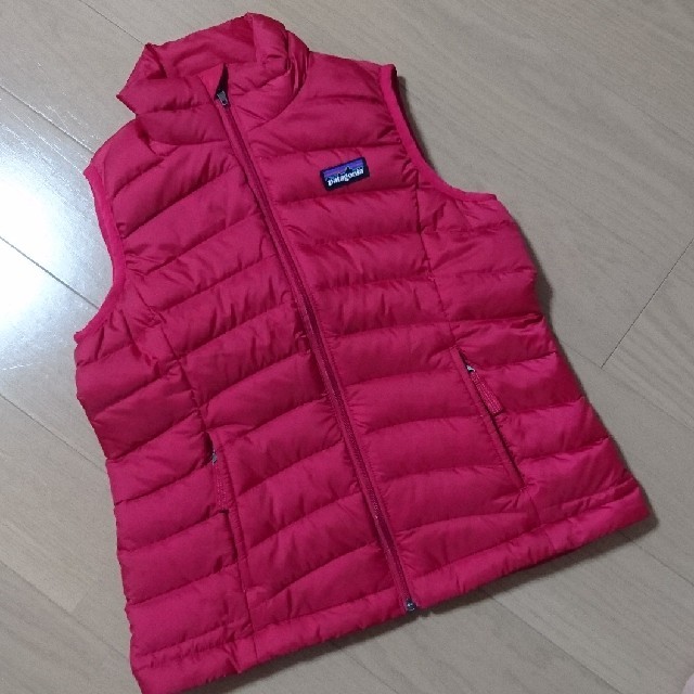 patagonia(パタゴニア)のパタゴニア ダウンベスト キッズ/ベビー/マタニティのキッズ服女の子用(90cm~)(ジャケット/上着)の商品写真