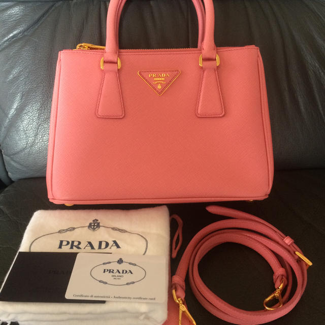 PRADA(プラダ)の新品同様 プラダ トートショルダーハンドバッグサフィアーノ ピンクミニ財布レザー レディースのバッグ(ショルダーバッグ)の商品写真