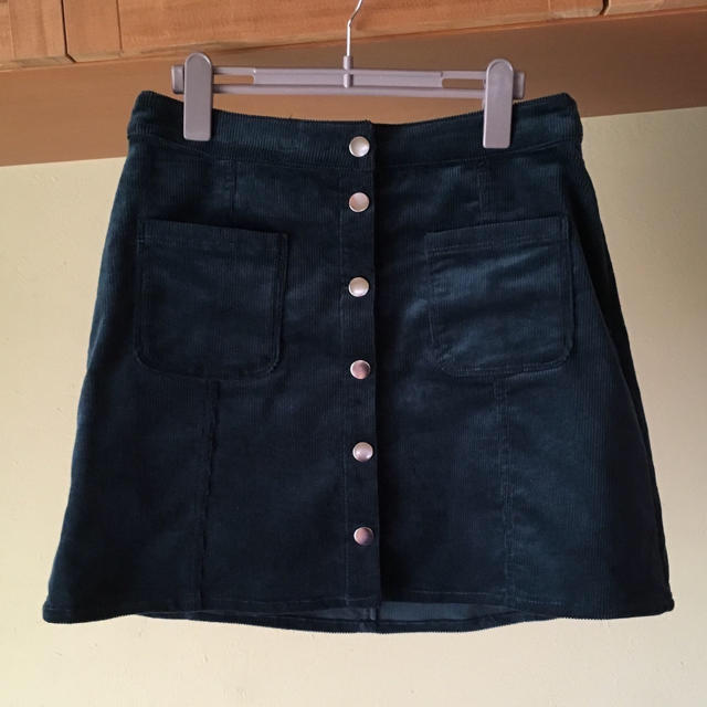 H&M(エイチアンドエム)の台形スカート 深緑 コーデュロイ レディースのスカート(ミニスカート)の商品写真