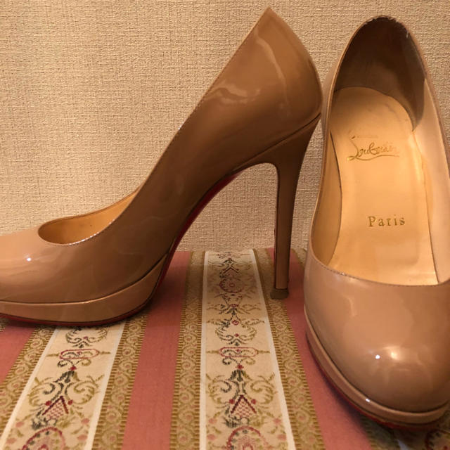 Christian Louboutin(クリスチャンルブタン)のクリスチャンルブタン ベージュパンプス 34 レディースの靴/シューズ(ハイヒール/パンプス)の商品写真