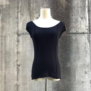 フォクシー(FOXEY)のフォクシーエフガール 背中ロゴ刺繍入ドレープ調ストレッチトップス/カットソー(カットソー(半袖/袖なし))