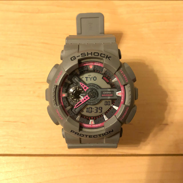 G-SHOCK(ジーショック)のG-SHOCK グレー×ピンク メンズの時計(腕時計(デジタル))の商品写真