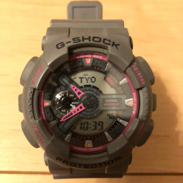 G-SHOCK(ジーショック)のG-SHOCK グレー×ピンク メンズの時計(腕時計(デジタル))の商品写真