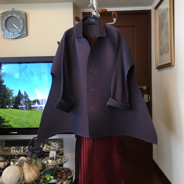 ISSEY MIYAKE(イッセイミヤケ)の専用 イッセイミヤケ 玉虫がかった藤紫色の造形的なデザインジャケットコート レディースのジャケット/アウター(その他)の商品写真
