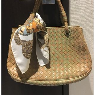 エルメス(Hermes)の万能 ホワイト&ベージュ エルメス スカーフ プチカレ (バンダナ/スカーフ)