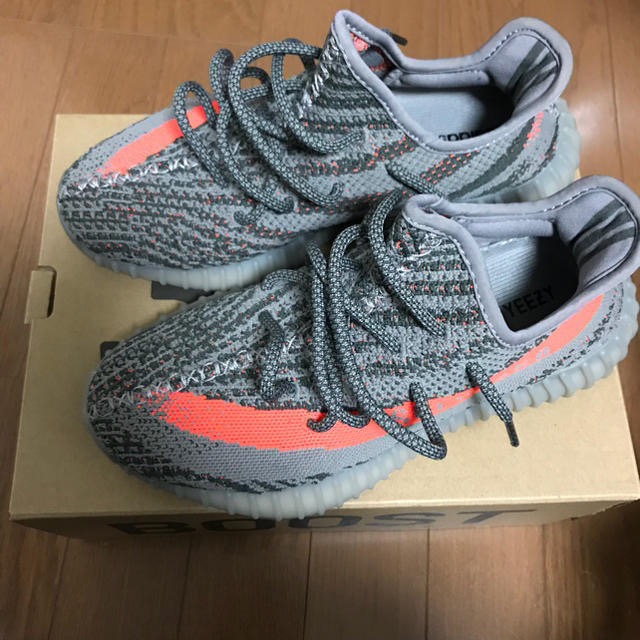 adidas(アディダス)のレア yeezyboost V2 beluga 24cm 国内正規品 レディースの靴/シューズ(スニーカー)の商品写真