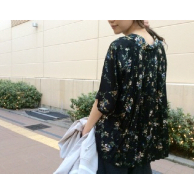 Ameri VINTAGE(アメリヴィンテージ)のCLANE back pleats room flower shirt  レディースのトップス(シャツ/ブラウス(半袖/袖なし))の商品写真