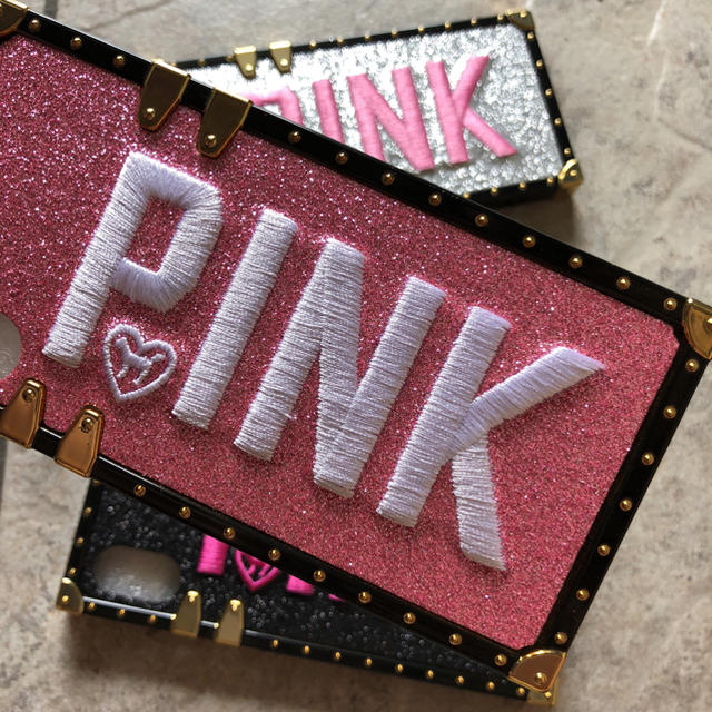 Victoria's Secret(ヴィクトリアズシークレット)のヴイグシー PINK iPhoneケース♡ スマホ/家電/カメラのスマホアクセサリー(iPhoneケース)の商品写真