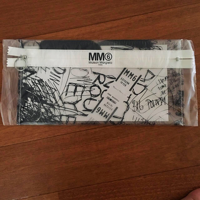 MM6(エムエムシックス)の送料込み☆MM6のスクリブルクリアポーチ♡新品未使用☆マルジェラ レディースのファッション小物(ポーチ)の商品写真