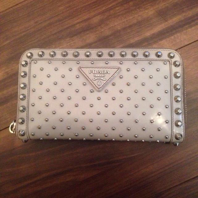 PRADA(プラダ)のPRADA☆スタッズ付グレー長財布 レディースのファッション小物(財布)の商品写真