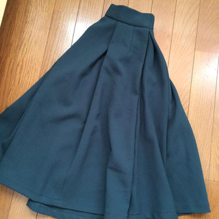 ココディール(COCO DEAL)のグリーンのミモレ丈スカート(ひざ丈スカート)