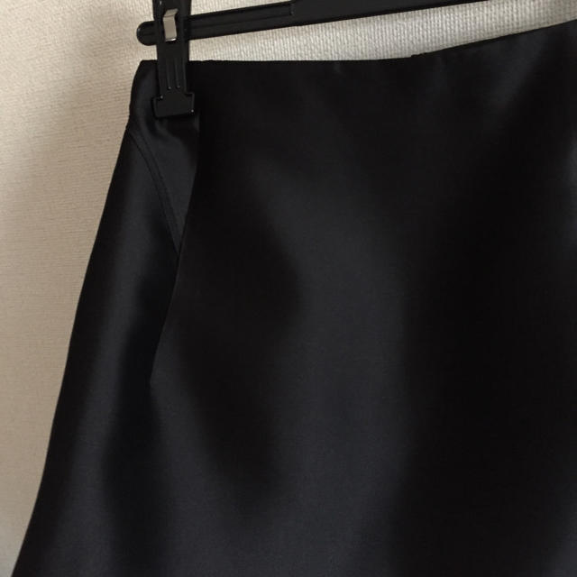 Alessandro Dell'Acqua(アレッサンドロデラクア)のアレッサンドロデラクア♡シルク素材の黒色膝丈スカート レディースのスカート(ひざ丈スカート)の商品写真