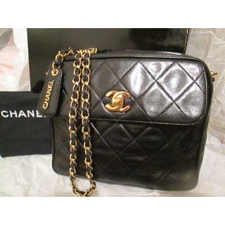 シャネル(CHANEL)の美品　正規品　CHANEL　シャネル黒ラムマトラッセ斜め掛けバックゴールド金具(メッセンジャーバッグ)