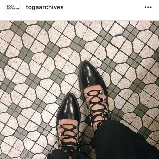 TOGA(トーガ)のトーガプルラ ギリーシューズ新品未使用 レディースの靴/シューズ(ローファー/革靴)の商品写真