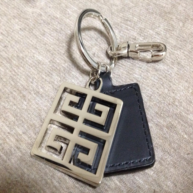 GIVENCHY - GIVENCHYキーリングの通販 by mii's shop GIVENCHY - GIVENCHYキーリングの通販 by mii's shop
