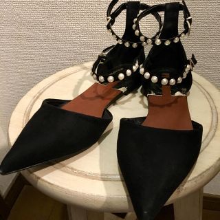 ザラ(ZARA)のZARA パール付フラットシューズ パンプス アンクルストラップ ブラック(ハイヒール/パンプス)