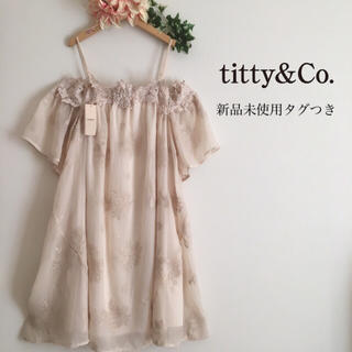 ティティアンドコー(titty&co)の【新品未使用タグつき】titty&co オーガンジー 総刺繍 オフショルダー(カットソー(半袖/袖なし))