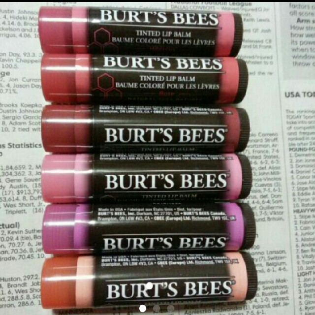 BURT'S BEES(バーツビーズ)のバーツビーズティンテッド☆100%ナチュラル　♥ジニア コスメ/美容のスキンケア/基礎化粧品(リップケア/リップクリーム)の商品写真