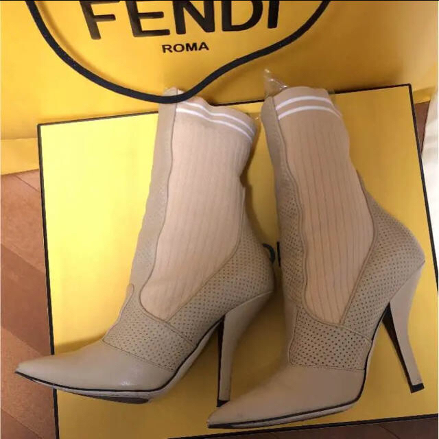 FENDI(フェンディ)の美品 トレンド Fendi 2018年春新作 ベージュブーティー ブーツ ヒール レディースの靴/シューズ(ブーティ)の商品写真