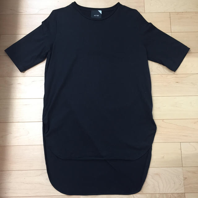 Demi-Luxe BEAMS(デミルクスビームス)のsayaka様専用 atonのラウンドヘム シャツ ブラック 人気 レディースのトップス(Tシャツ(半袖/袖なし))の商品写真