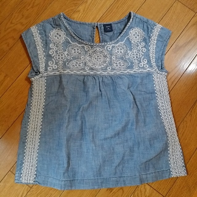 GAP Kids(ギャップキッズ)のGAPkids　デニム調トップス　150 キッズ/ベビー/マタニティのキッズ服女の子用(90cm~)(Tシャツ/カットソー)の商品写真