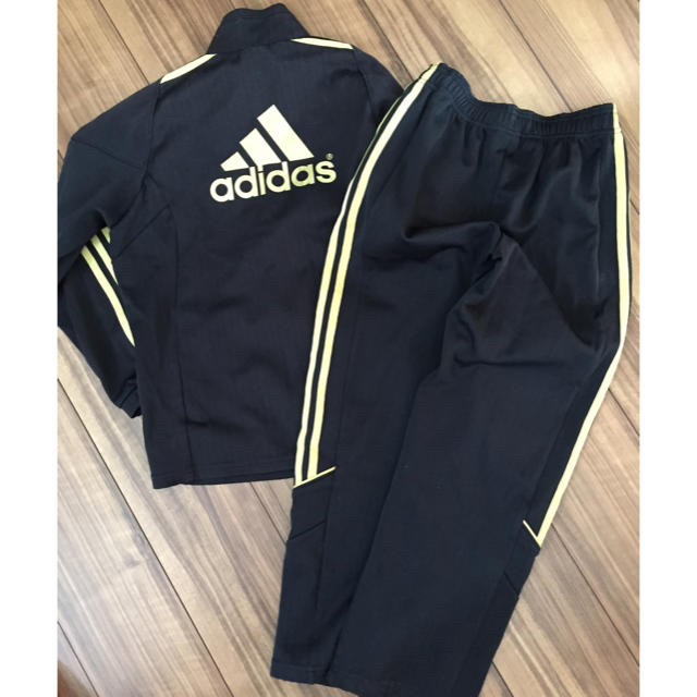 adidas(アディダス)の専用ページ！adidasアディダス140㎝BLACK×GOLDジャージセット スポーツ/アウトドアのサッカー/フットサル(ウェア)の商品写真