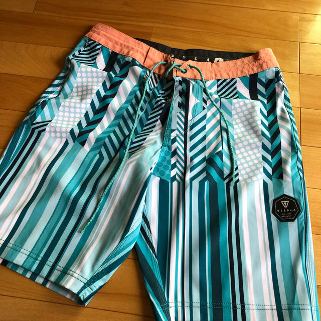 VISSLA ヴィスラ メンズサーフパンツ グリーン×ピンク メンズの水着/浴衣(水着)の商品写真