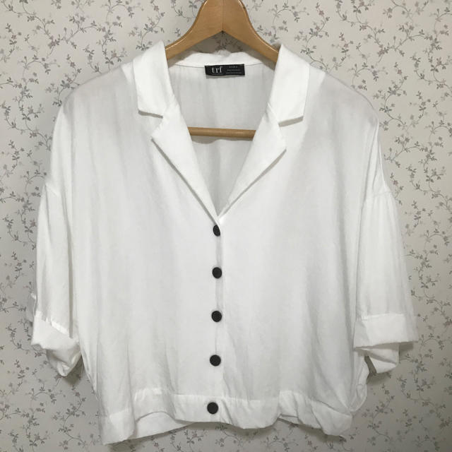 ZARA(ザラ)のZARA ショート丈プリーツシャツ 白 レディースのトップス(シャツ/ブラウス(半袖/袖なし))の商品写真