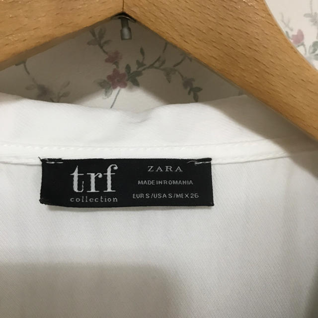 ZARA(ザラ)のZARA ショート丈プリーツシャツ 白 レディースのトップス(シャツ/ブラウス(半袖/袖なし))の商品写真