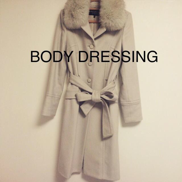 BODY DRESSING Deluxe(ボディドレッシングデラックス)の1回着用/膝下丈コート/ボディドレ/上品 レディースのジャケット/アウター(ロングコート)の商品写真