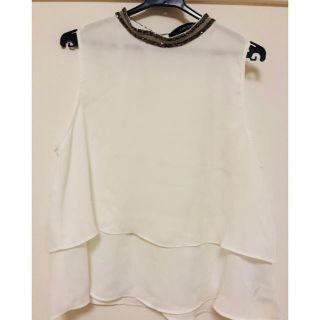 ザラ(ZARA)の首ビジュー付きトップス(カットソー(半袖/袖なし))