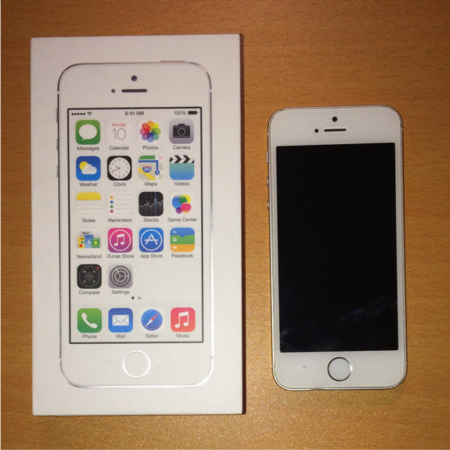 iPhone(アイフォーン)のiPhone 5s Silver 32 GB docomo スマホ/家電/カメラのスマートフォン/携帯電話(スマートフォン本体)の商品写真