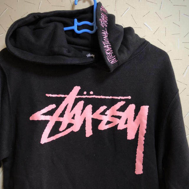 STUSSY(ステューシー)のSTUSSY パーカー ピンク 値下げ不可 レディースのトップス(パーカー)の商品写真