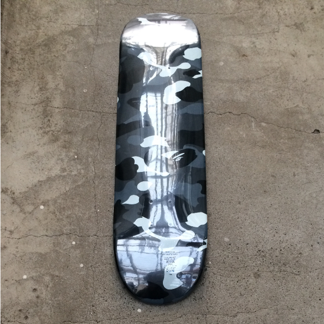 A BATHING APE(アベイシングエイプ)の◎黒 送料込み◎ BAPE CITY CAMO SKATEBOARD DECK スポーツ/アウトドアのスポーツ/アウトドア その他(スケートボード)の商品写真