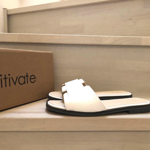 titivate(ティティベイト)のお値下げ❣️titivateのホワイトクロコフラットサンダル レディースの靴/シューズ(サンダル)の商品写真